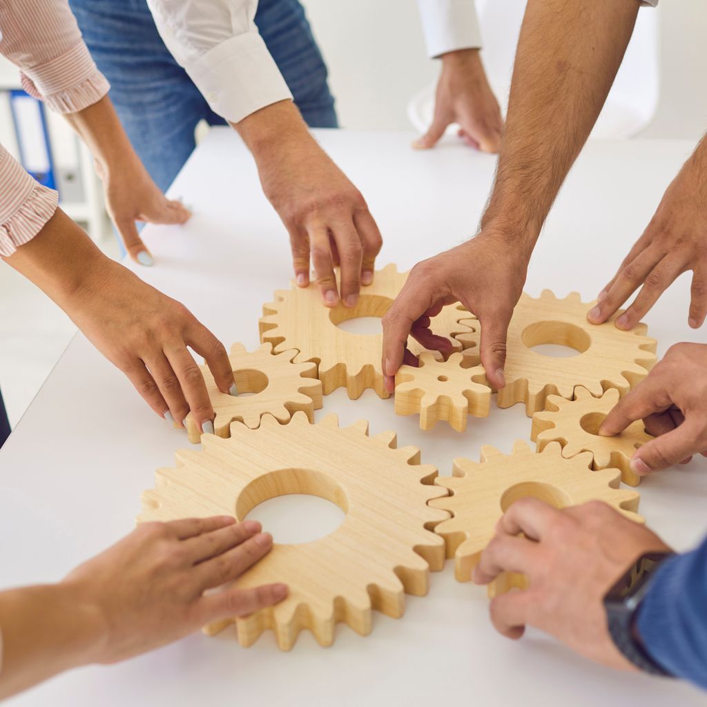 Hände vieler Menschen arbeiten zusammen