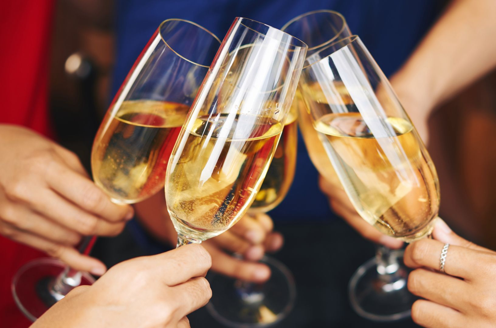 5 Personen stoßen mit Weingläsern an