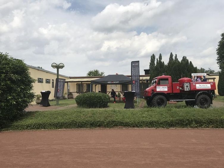 Öffentlichkeitsarbeit - Rotes Auto